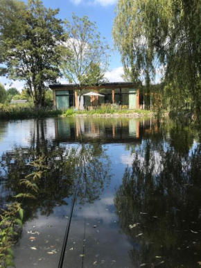 Trendy chalet aan visvijver